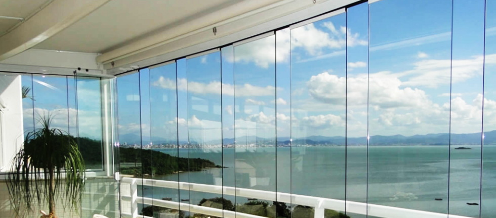 Residência Moderna com Sacada Panorâmica